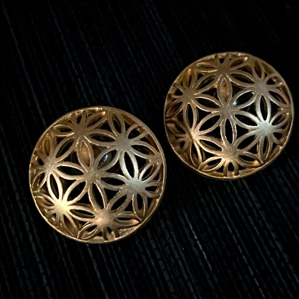 VTG Pair filigree Gold Metal Disk Earrings - Picture 3 of 8